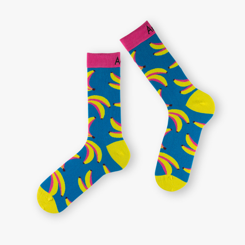 chaussettes bleues, jaunes et roses avec des motifs de bananes