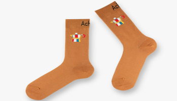 Les chaussettes de couleur uni, un classique indémodable